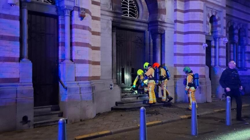 Explozie suspectă la o sinagogă din Liege: Guvernul belgian condamnă un act antisemit O explozie a avut loc în noaptea de duminică spre luni în fața unei sinagogi din Liege, Belgia, incident care a stârnit o reacție fermă din partea guvernului