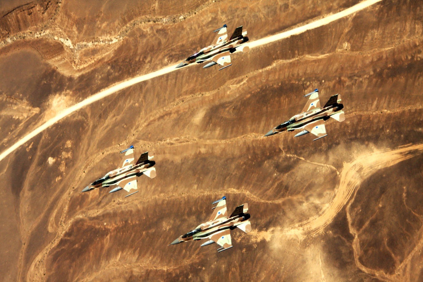 Atacuri Aeriene Izraeliene Vizează Beirut și Regiunea înconjurătoare, Intensificând Tensiunile Avioane de vânătoare israeliene au efectuat, în zorii zilei, atacuri aeriene asupra periferiei sudice a Beirutului, un bastion al grupării Hezbollah, vizând zonele Ghobeiri și Bir al Abed din regiunea Haret Hreik