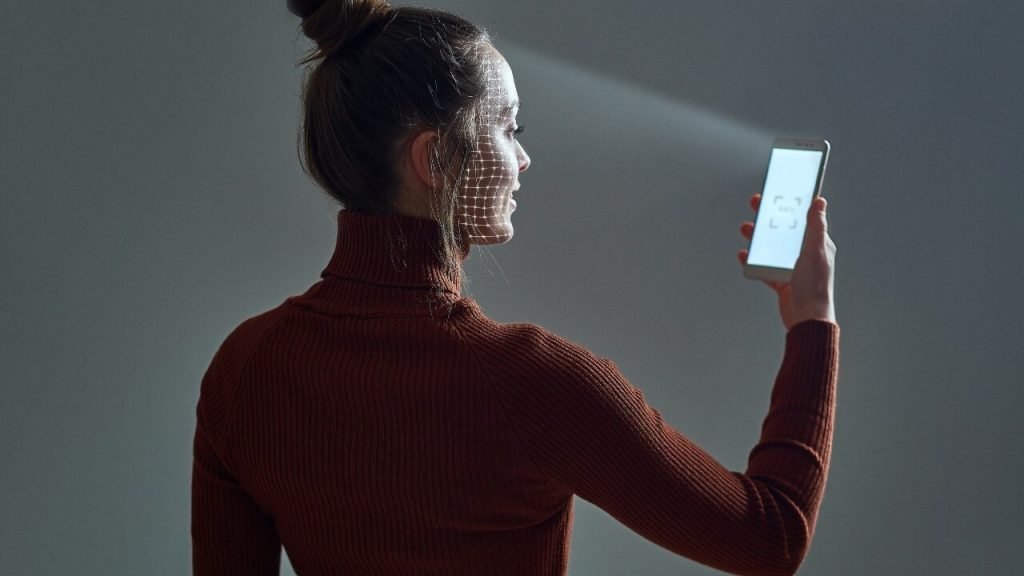 Face ID: Cât de sigur este telefonul tău și ce cod de acces ar trebui să folosești? Telefonul mobil a devenit un punct central al vieții noastre digitale, stocând informații sensibile, de la date bancare la fotografii personale
