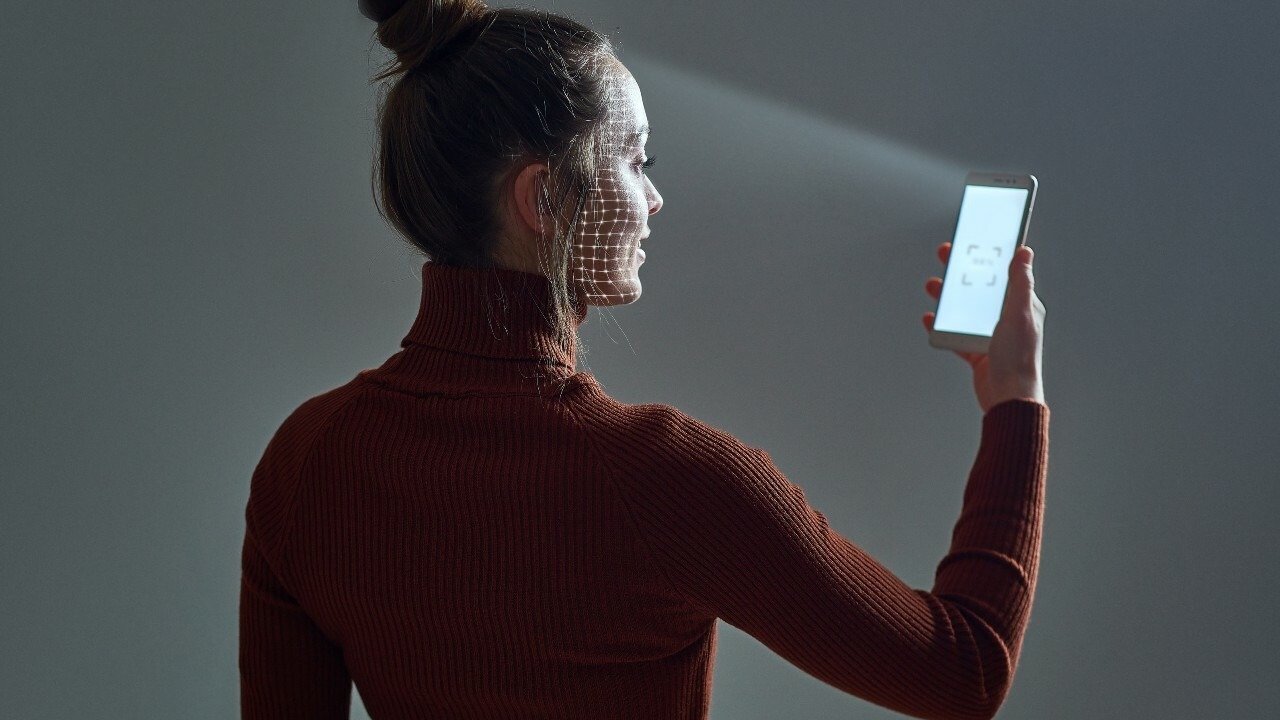 Face ID: Cât de sigur este telefonul tău și ce cod de acces ar trebui să folosești? Telefonul mobil a devenit un punct central al vieții noastre digitale, stocând informații sensibile, de la date bancare la fotografii personale