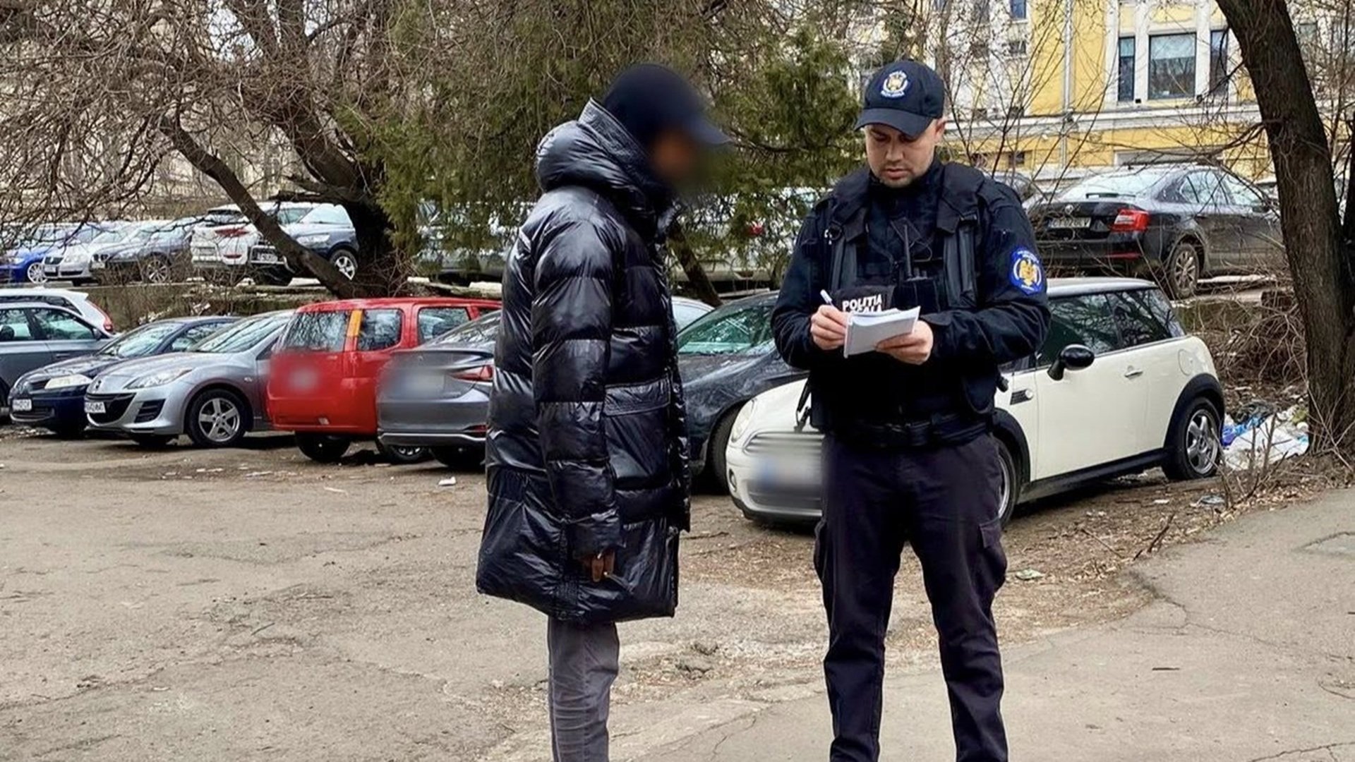 Amenzi de mii de euro pentru falșii parcagii și șoferii cu probleme tehnice în București Poliția Locală a Municipiului București a intensificat acțiunile pentru combaterea parcagiilor ilegali, aplicând sute de amenzi în valoare de peste 4.000 de euro