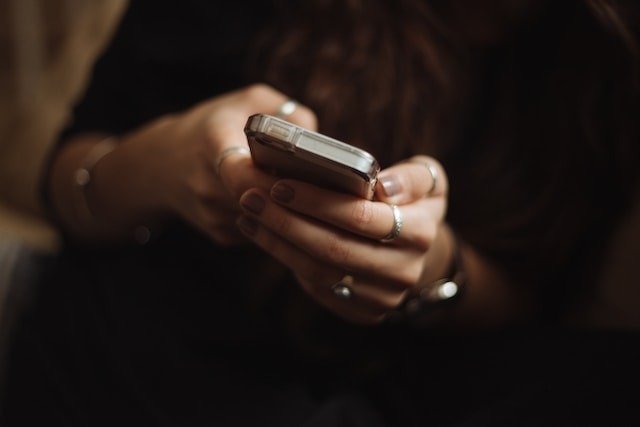 Avocată din Botoșani, acuzată că a introdus telefoane mobile în penitenciar O avocată din Botoșani, Daniela Diaconescu, în vârstă de 46 de ani, este cercetată de procurorii Parchetului de pe lângă Curtea de Apel Suceava, după ce a fost acuzată că a introdus ilegal telefoane mobile în penitenciar