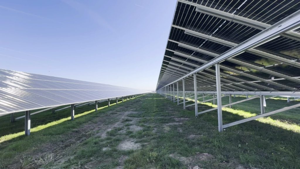Record istoric pentru producția de energie solară în România Vineri, la ora 12:48, parcurile fotovoltaice dispecerizabile din România au atins un nou record de producție instantanee, generând 2.081 MW