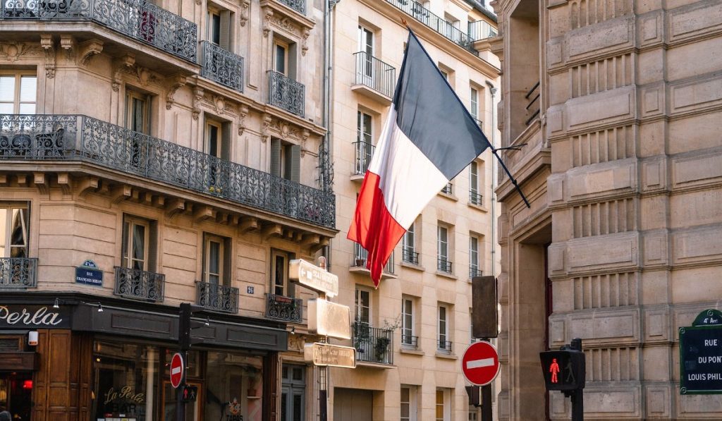 Franța renunță la reduceri de taxe pentru energie din cauza deficitului bugetar Guvernul francez a anunțat joi că nu va putea oferi reduceri de taxe pentru a contracara creșterea prețurilor la energie, similar cu măsurile luate de alte state europene