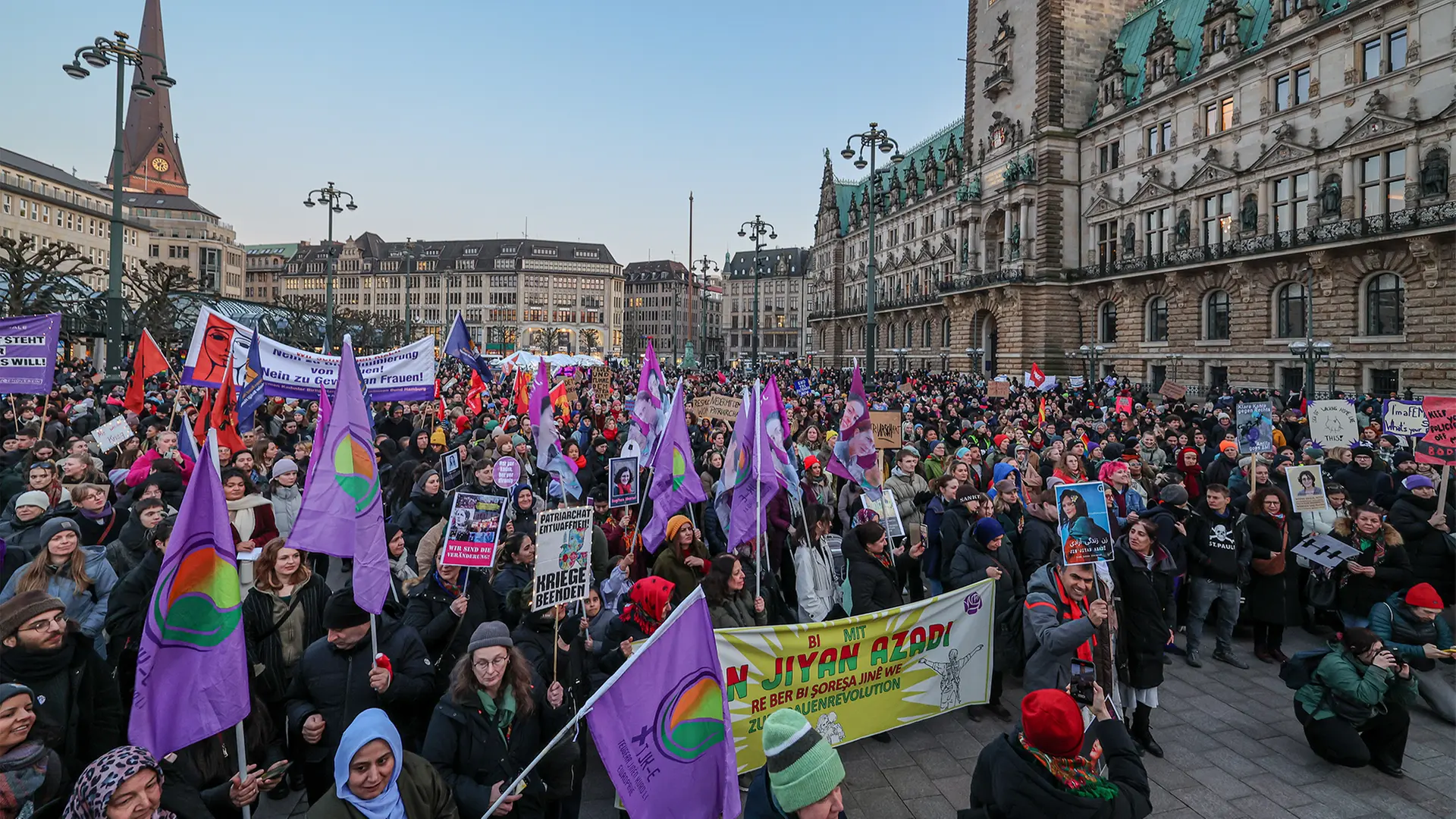 Ziua Femeii la Hamburg: Mii de oameni au ieșit în stradă pentru drepturile femeilor Hamburg, Germania – Mii de persoane au participat astăzi la demonstrațiile organizate în Hamburg cu ocazia Zilei Internaționale a Femeii