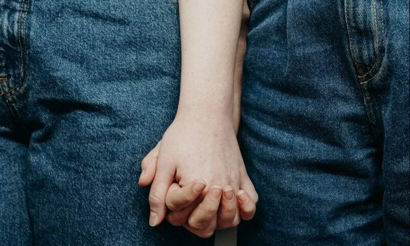 Peste 10.000 de susținători cer adoptarea legii parteneriatului civil în România Peste 10.000 de persoane au semnat petiția inițiată de MozaiQ și Aluziva, prin campania #ParteneriatCivilACUM, susținută de 80 de organizații ale societății civile