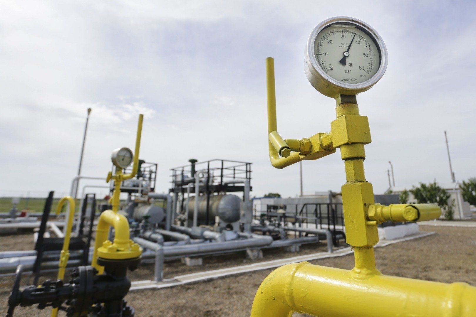 Reglementarea prețului la gaze naturale, pe ultima sută de metri Guvernul va adopta săptămâna viitoare actul normativ care va stabili prețul gazelor naturale după data de 1 aprilie, a anunțat luni ministrul Energiei, Bogdan Ivan