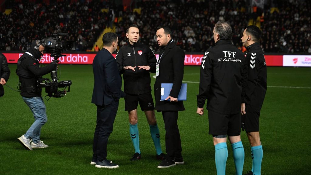 Probleme tehnice la Gaziantep: Meciul cu Fenerbahce, amânat din cauza nocturnei Meciul dintre Gaziantep și Fenerbahce, programat miercuri seară în cadrul grupelor Cupei Turciei, nu a putut începe la ora stabilită din cauza unor probleme tehnice