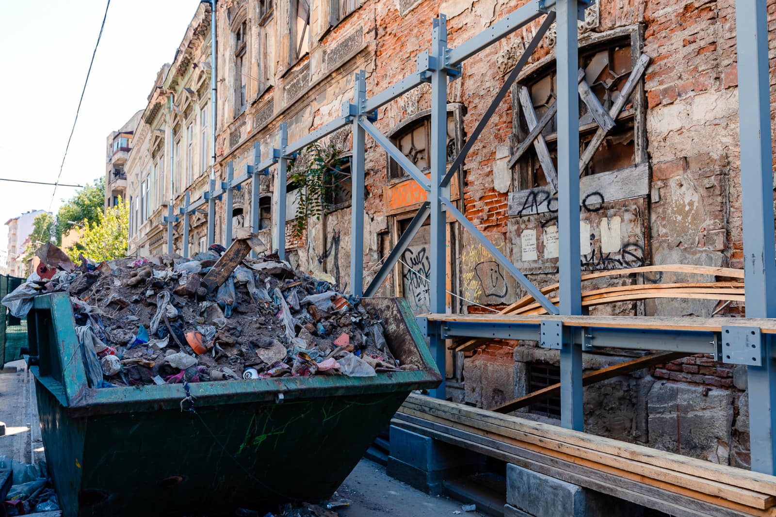 Hanul Solacolu, salvat de la ruină: Lucrările de consolidare au fost finalizate Primăria Capitalei a anunțat finalizarea lucrărilor de punere în siguranță, conservare și protejare a Hanului Solacolu, un monument istoric important pentru București