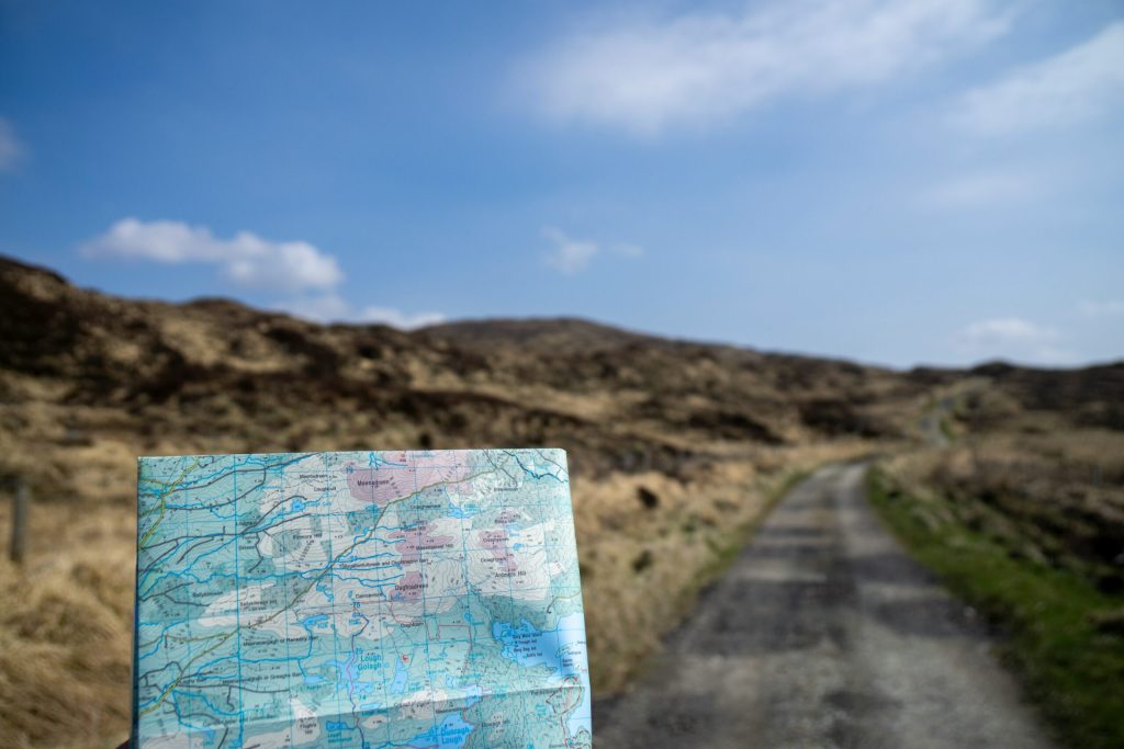 Irlanda de Nord: O Destinație Literară la Orizont Granița dintre Irlanda și Irlanda de Nord, odinioară teatru de contrabandă, activități paramilitare și controale militare, se pregătește pentru o transformare