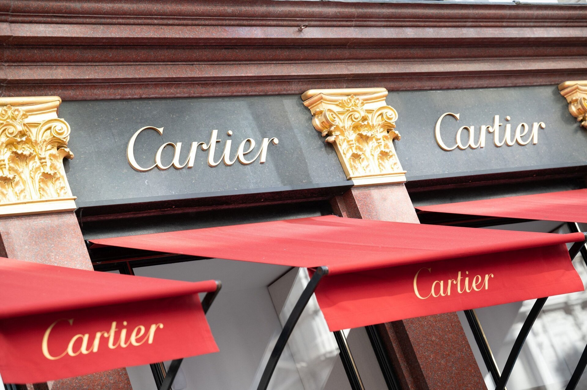 One Athénée, noul punct de atracție pentru brandurile de lux: Cartier și Hermes vin în România Bucureștiul se pregătește să primească două nume mari ale industriei de lux