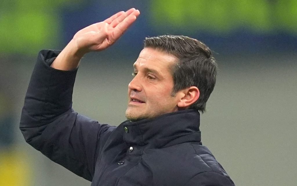 Cristi Chivu, pasionat de fotbalul american: „Am devenit fan de când juca Tom Brady” În timp ce pregătește intens derby-ul cu AC Milan, programat în acest weekend, antrenorul echipei Inter, Cristi Chivu, a dezvăluit o pasiune mai puțin cunoscută: fotbalul american