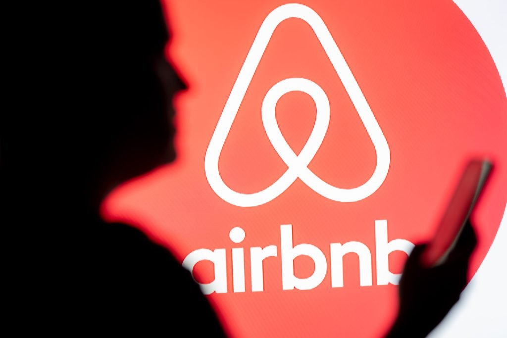 Airbnb intră pe piața transportului privat, lansând servicii de transfer direct din aplicație Platforma Airbnb se extinde, adăugând servicii de transport privat direct în aplicația sa