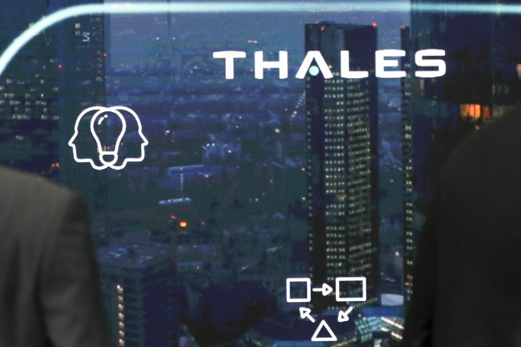 Thales lansează un nou sistem de apărare aeriană și antirachetă Compania franceză Thales a anunțat lansarea SkyDefender, un sistem integrat de apărare aeriană și antirachetă, care combină capacitățile existente cu inteligența artificială