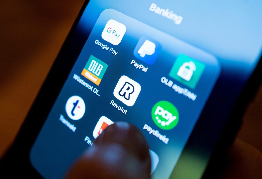 Telegram, noua platformă predilectă a fraudei online Aplicațiile de mesagerie criptată, în special Telegram, au devenit un teren fertil pentru înșelătoriile financiare, în timp ce platformele Meta rămân în topul preferințelor escrocilor, arată un nou raport al Revolut