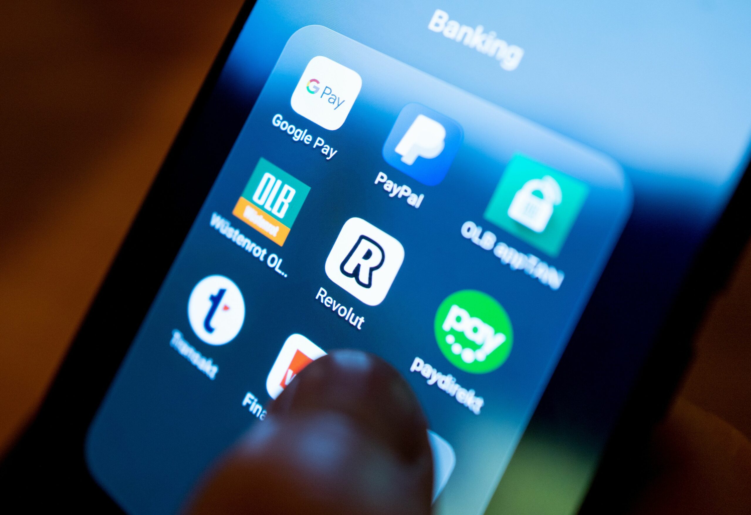 Telegram, noua platformă predilectă a fraudei online Aplicațiile de mesagerie criptată, în special Telegram, au devenit un teren fertil pentru înșelătoriile financiare, în timp ce platformele Meta rămân în topul preferințelor escrocilor, arată un nou raport al Revolut