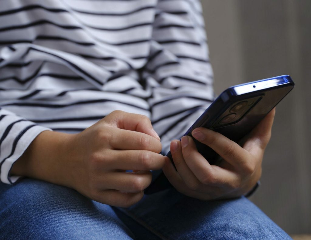 De la furtul de telefoane la crima organizată: o problemă europeană Londra trage un semnal de alarmă cu privire la furtul de telefoane mobile, fenomen care a evoluat de la simple infracțiuni stradale la afaceri transnaționale de sute de milioane de euro