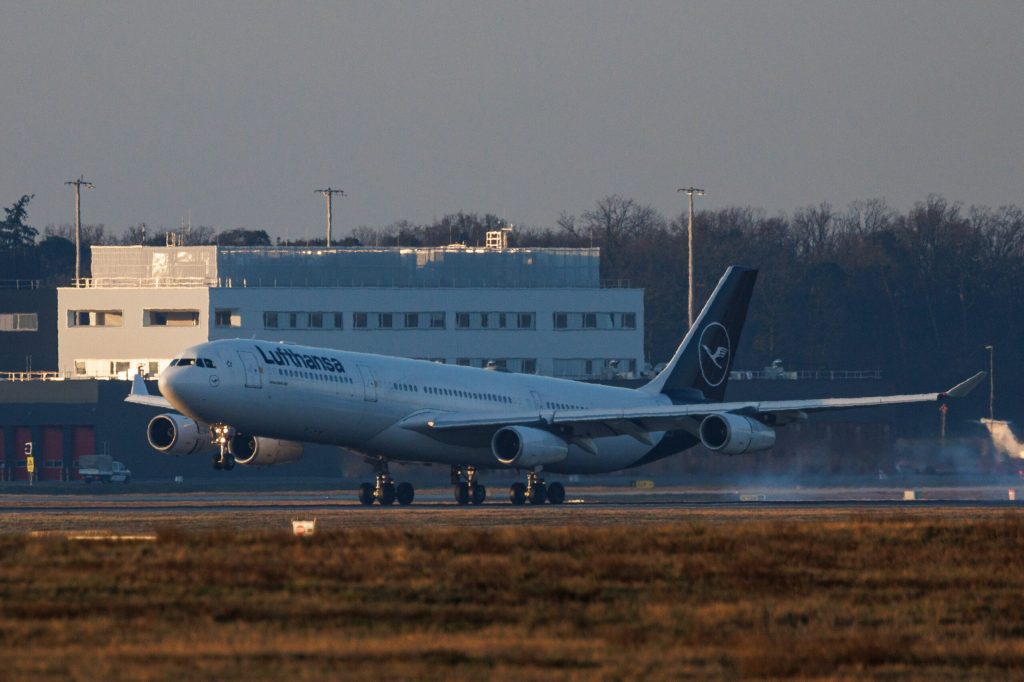 Un zbor charter al Air France, cu destinația Emiratele Arabe Unite, a fost nevoit să se întoarcă joi din cauza tirurilor de rachete din zonă, pe fondul tensiunilor crescute în regiune