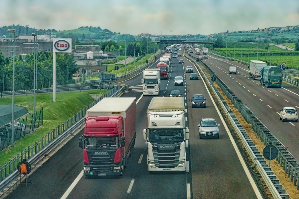 Guvernul prelungește subvențiile pentru transportatori până în 2026 Ministerul Finanțelor propune o extindere a schemei de sprijin pentru transportatori, prin compensarea parțială a creșterii prețului la motorină