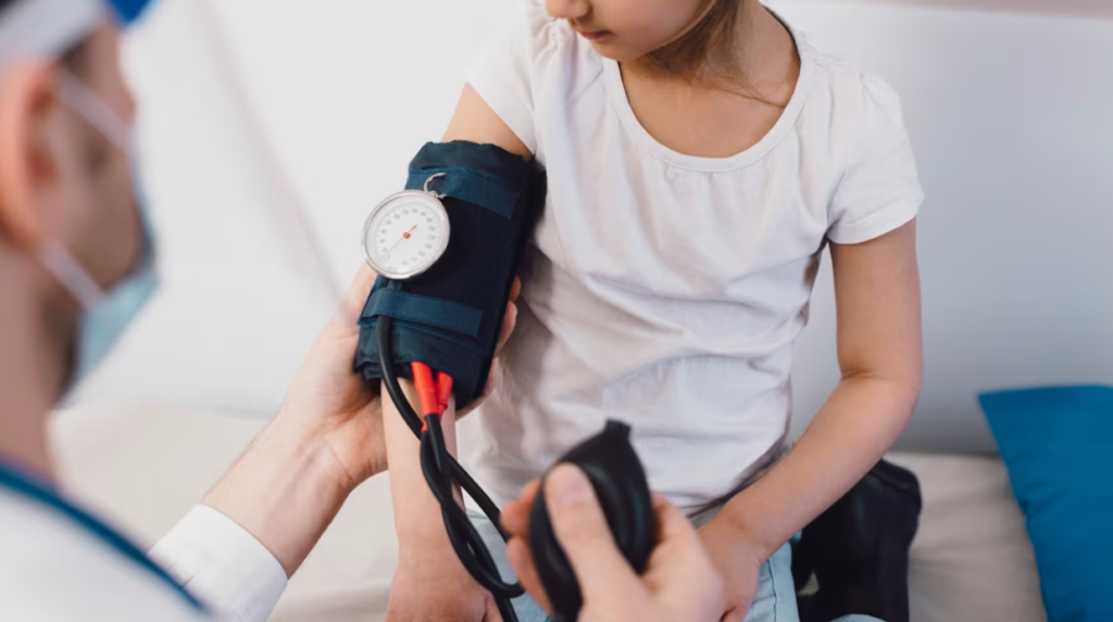 Insomnia și apneea în somn, o combinație periculoasă pentru inimă Un studiu recent, realizat de specialiști de la Yale School of Medicine, arată o legătură alarmantă între insomnie, apneea obstructivă în somn și riscul crescut de hipertensiune arterială și boli cardiovasculare