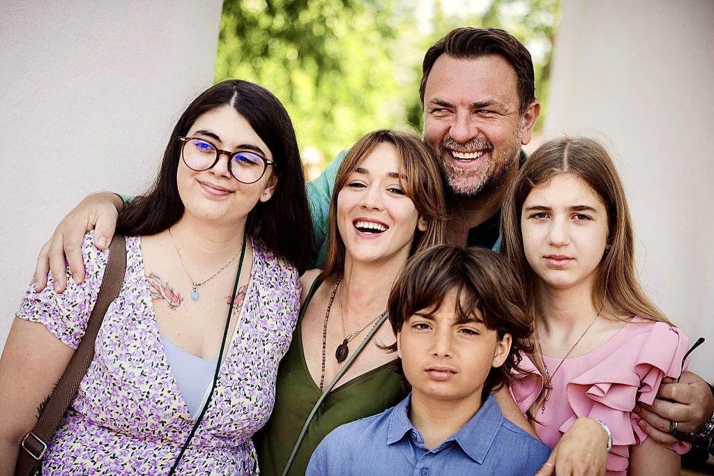 Horia Brenciu, blocat în Kuala Lumpur din cauza problemelor de zbor, se întoarce în România pentru concerte Horia Brenciu, împreună cu familia sa, a fost nevoit să își schimbe planurile de călătorie și se află în prezent în Kuala Lumpur, Malaysia, după ce zborurile spre Singapore au fost anulate din cauza situației din zona de conflict