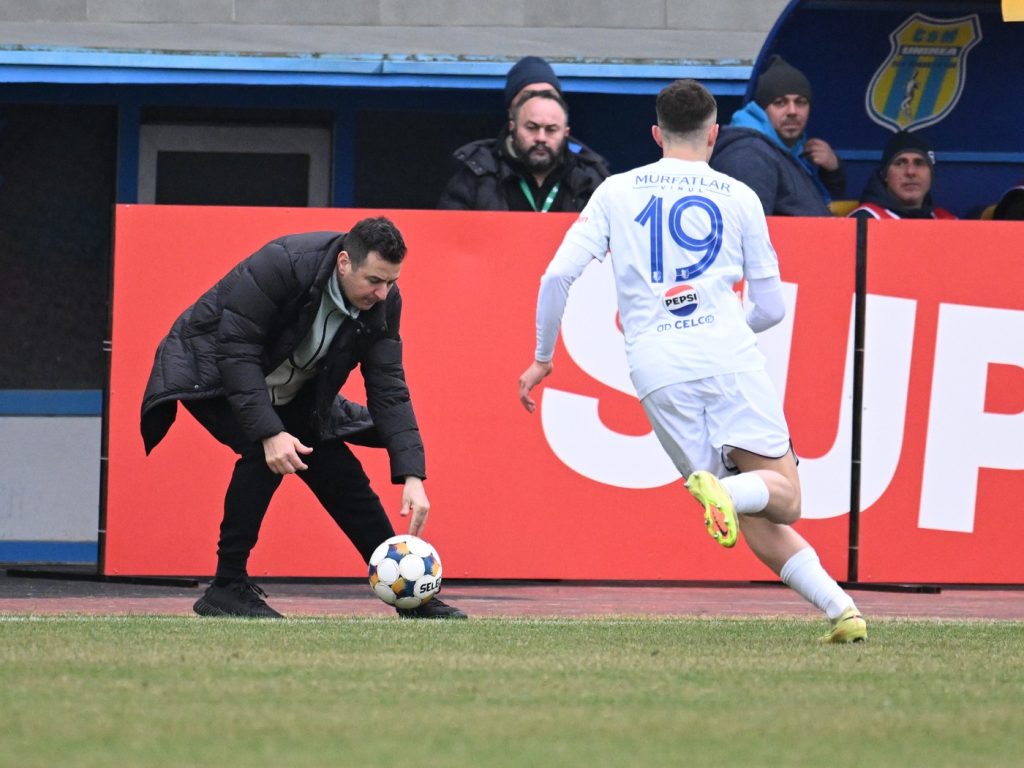 Farul Constanța, înfrângere neașteptată la Miercurea Ciuc Farul Constanța, campioana en-titre, a suferit o înfrângere surprinzătoare pe terenul celor de la FK Csikszereda, scor 0-1, în etapa a 30-a din SuperLiga