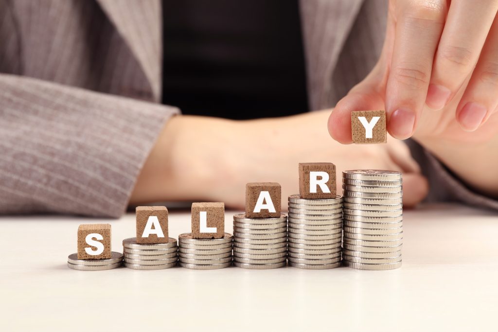 Salariile românilor în 2026: Așteptări versus realitate În 2026, angajații români își doresc salarii mai mari, pe fondul inflației și al creșterii costului vieții