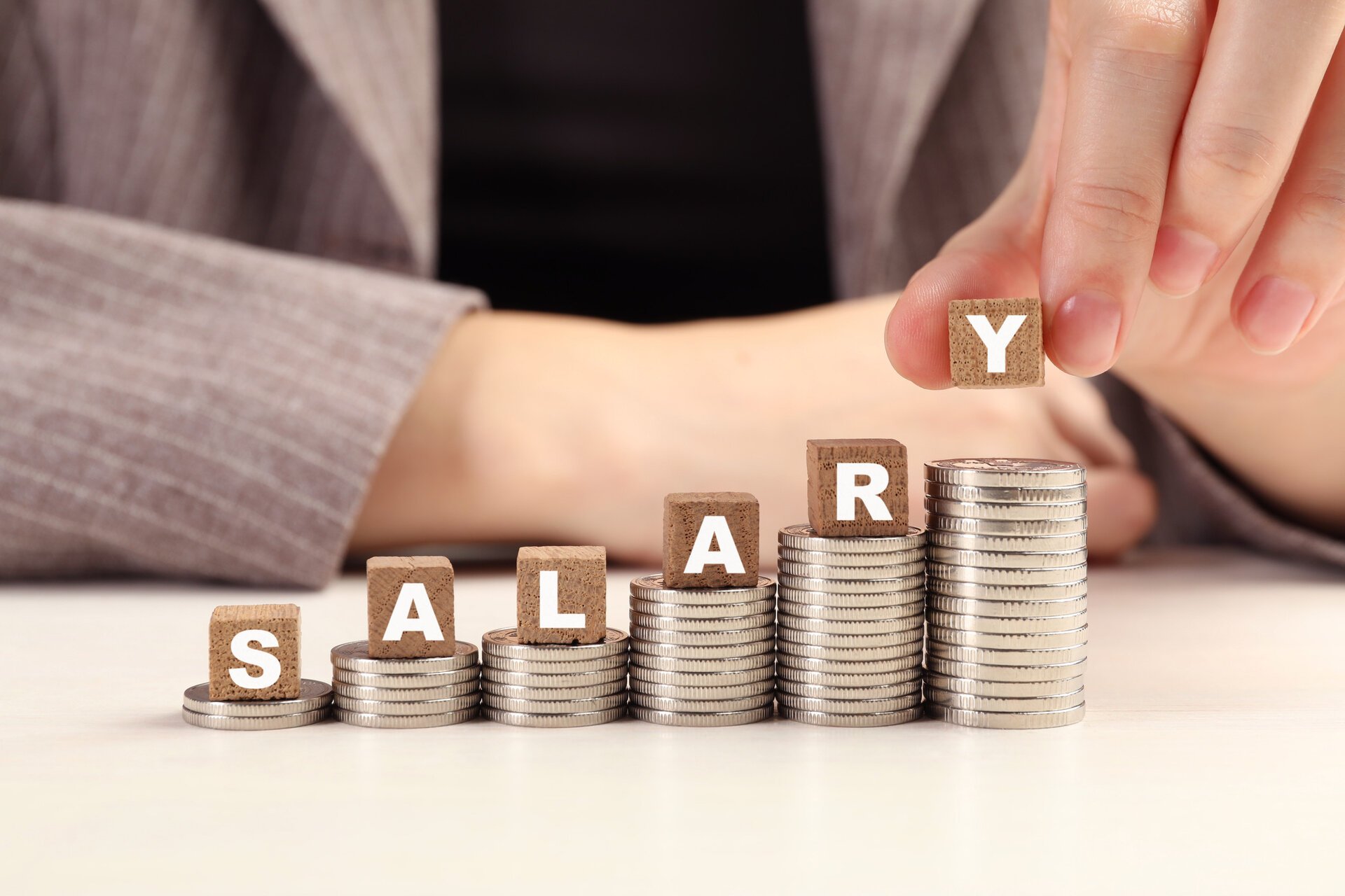 Salariile românilor în 2026: Așteptări versus realitate În 2026, angajații români își doresc salarii mai mari, pe fondul inflației și al creșterii costului vieții