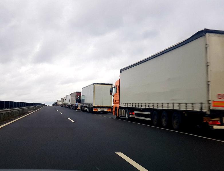 COTAR solicită Guvernului reducerea accizelor la carburanți Confederația Operatorilor și Transportatorilor Autorizați din România (COTAR) a adresat o solicitare oficială Guvernului, prin care cere diminuarea la jumătate a accizelor pentru motorină și benzină