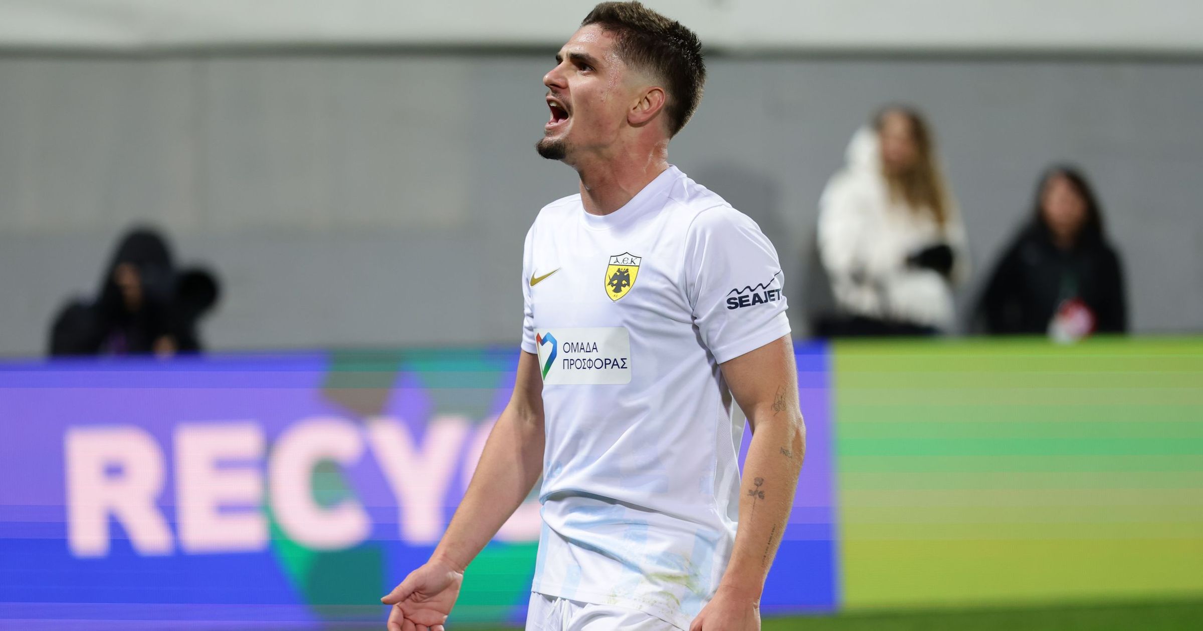 Seară cu emoții pentru fotbaliștii români în Europa Fotbalul românesc a fost prezent pe scena europeană, cu performanțe notabile ale jucătorilor noștri în competițiile continentale