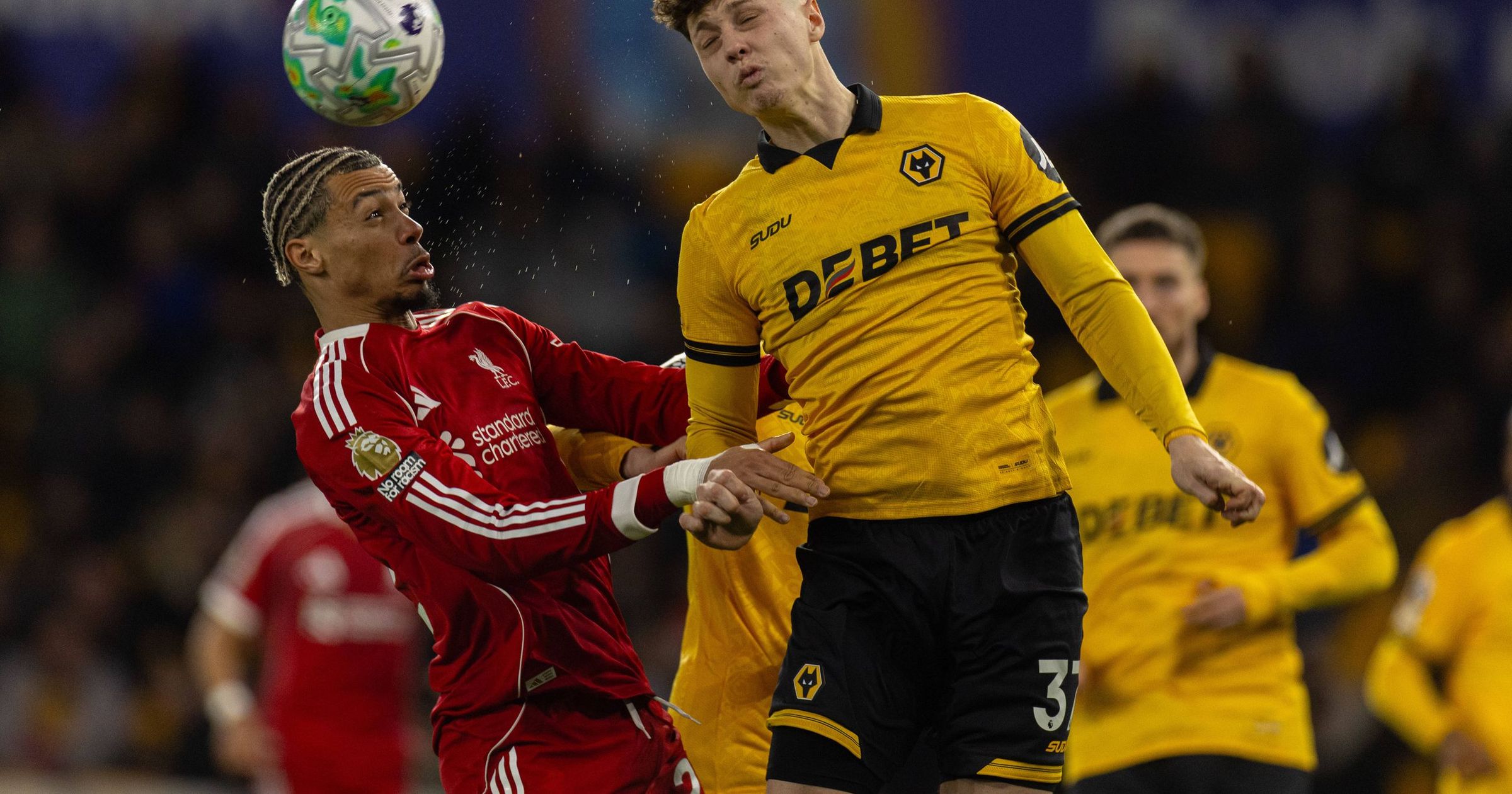Surpriză în Premier League: Liverpool, învinsă de ultima clasată, Wolves Liverpool a suferit o înfrângere neașteptată în deplasare, fiind învinsă de Wolves, echipa aflată pe ultimul loc în Premier League