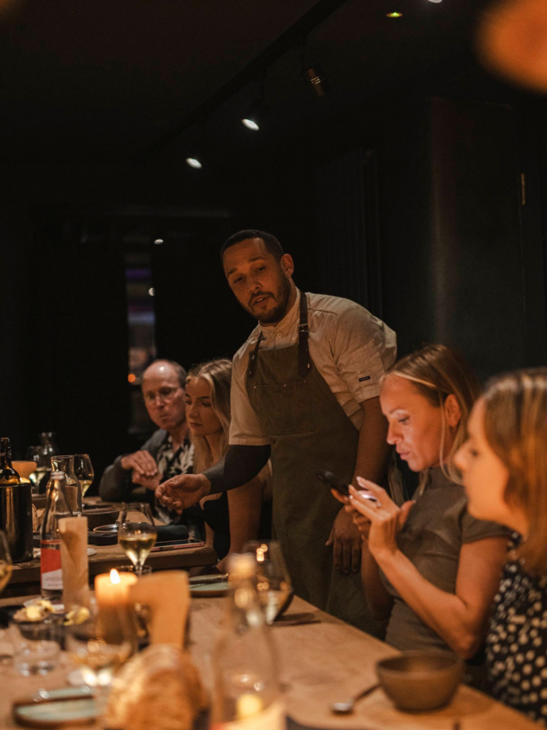 Restaurantele minuscule cuceresc Marea Britanie: O tendință gastronomică în ascensiune În Regatul Unit, o nouă tendință gastronomică prinde contur: restaurantele de mici dimensiuni