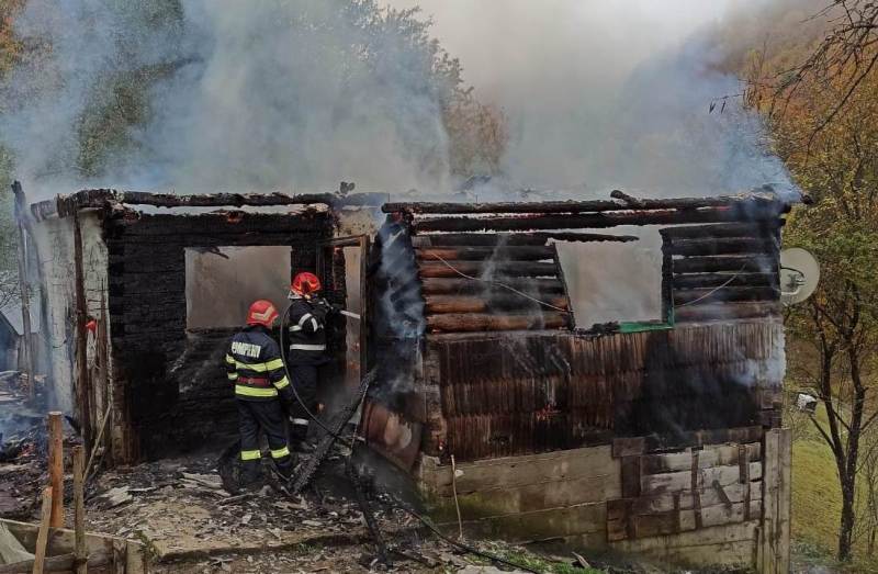 Incendiu devastator într-o comună din Vaslui: Un bărbat și-a pierdut viața, soția sa a suferit un atac de panică Un incendiu puternic a izbucnit luni într-o locuință din comuna Bogdana, județul Vaslui, soldându-se cu decesul unei persoane