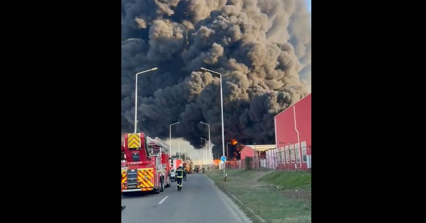 Incendiu major la o fabrică de polistiren din Arad; populația, avertizată prin RO-ALERT Un incendiu puternic a izbucnit, miercuri dimineața, la o fabrică de polistiren din municipiul Arad, generând degajări masive de fum, potrivit Inspectoratului pentru Situații de Urgență (ISU) Arad