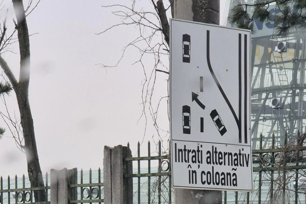 Regula „fermoarului” în trafic: Cum te adaptezi noilor reguli? Indicatorul rutier ce avertizează șoferii despre o îngustare de drum a fost implementat pentru a îmbunătăți fluiditatea traficului