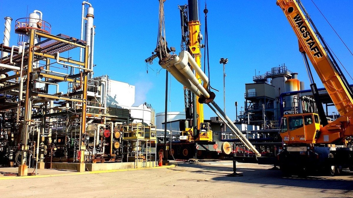 Prețul petrolului sare de 100 de dolari pe baril, miniștrii G7 se reunesc de urgență Prețul petrolului a atins pragul de 100 de dolari pe baril pentru prima dată din 2022, alimentând îngrijorările legate de inflație și impactul asupra economiei globale