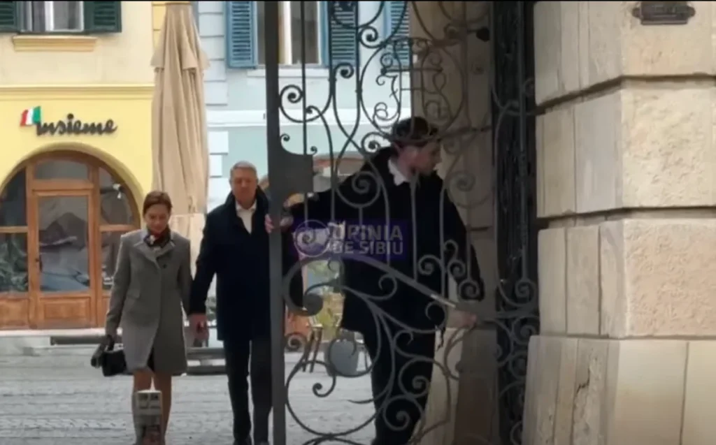 Iohannis, prezent la slujba de Florii în Sibiu Klaus Iohannis, fostul președinte al României, a fost prezent la slujba religioasă de Florii, care a avut loc duminică la o biserică din centrul orașului Sibiu