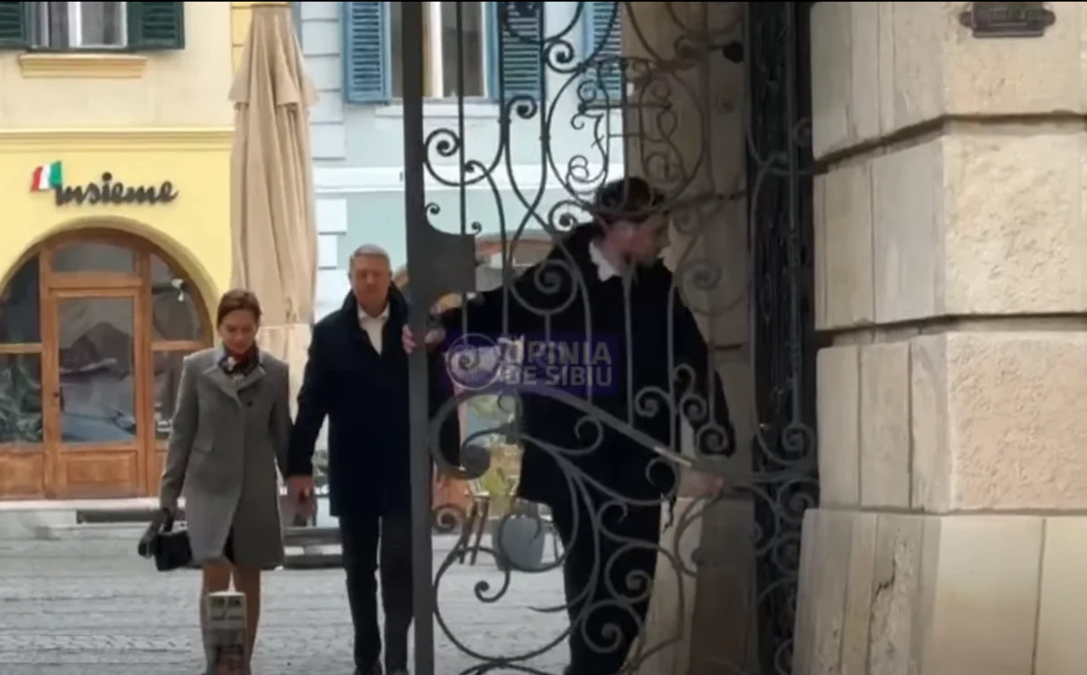 Iohannis, prezent la slujba de Florii în Sibiu Klaus Iohannis, fostul președinte al României, a fost prezent la slujba religioasă de Florii, care a avut loc duminică la o biserică din centrul orașului Sibiu