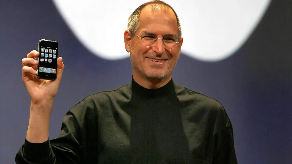 O bucată din puloverul lui Steve Jobs, integrată într-un iPhone de 10.000 de dolari Noua ediție limitată de iPhone, lansată de compania Caviar, include o particularitate inedită: o bucată din puloverul negru cu guler înalt purtat de Steve Jobs, fondatorul Apple