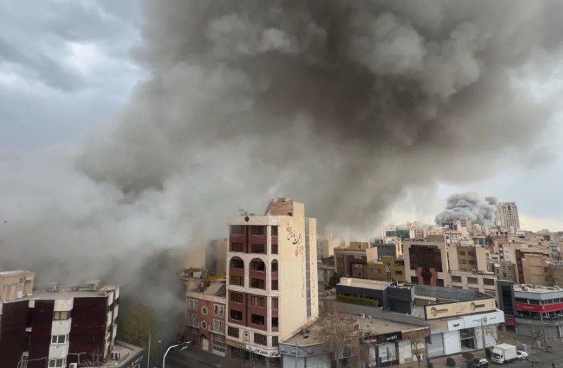 Israel lansează noi atacuri asupra Iranului și Libanului, ziua a șasea de conflict Armata israeliană a anunțat o nouă serie de atacuri de amploare asupra Iranului, alături de continuarea bombardamentelor asupra pozițiilor Hezbollah din Beirut