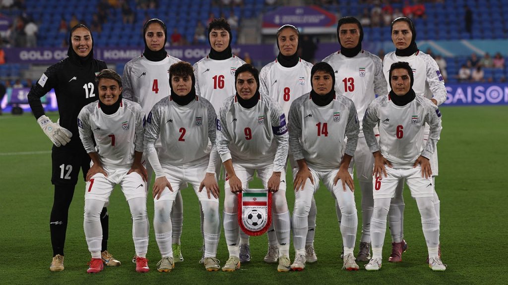 Tăcere semnificativă: Echipa feminină de fotbal a Iranului, un gest politic în timpul conflictului cu Israelul Echipa națională feminină de fotbal a Iranului a ales să nu cânte imnul național în timpul meciului de deschidere al Cupei Asiei, un gest remarcabil care a avut loc pe fondul tensiunilor crescute din Orientul Mijlociu
