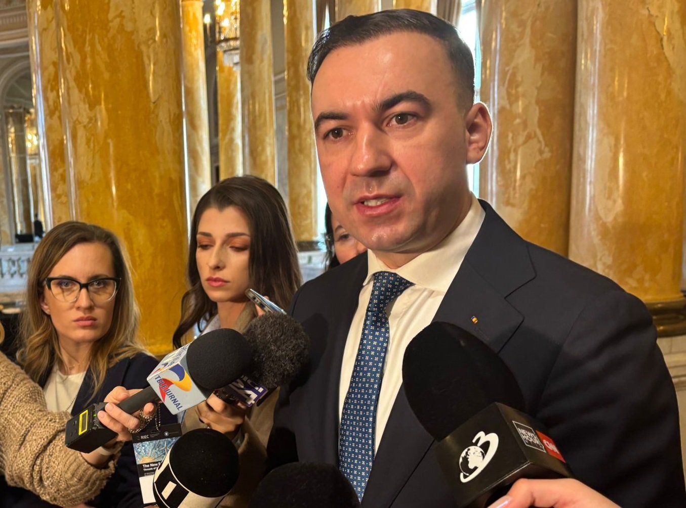 Scumpirea carburanților: Guvernul ia în calcul reducerea accizelor, dar exclude plafonarea prețurilor Prețurile la carburanți au crescut semnificativ în ultima perioadă, stârnind îngrijorări cu privire la impactul asupra economiei și a cetățenilor