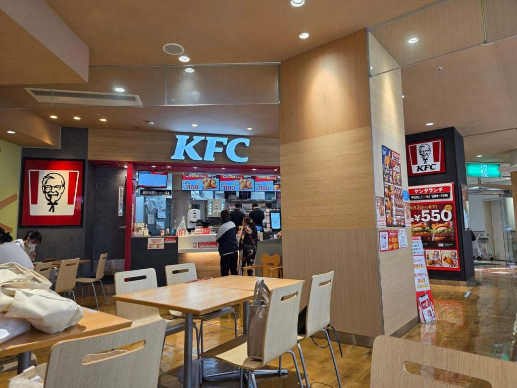 Sphera Franchise Group anunță extinderea și modernizarea restaurantelor în România Sphera Franchise Group, operatorul unor branduri cunoscute precum KFC, Taco Bell și Hard Rock Cafe, are planuri ambițioase pentru piața românească