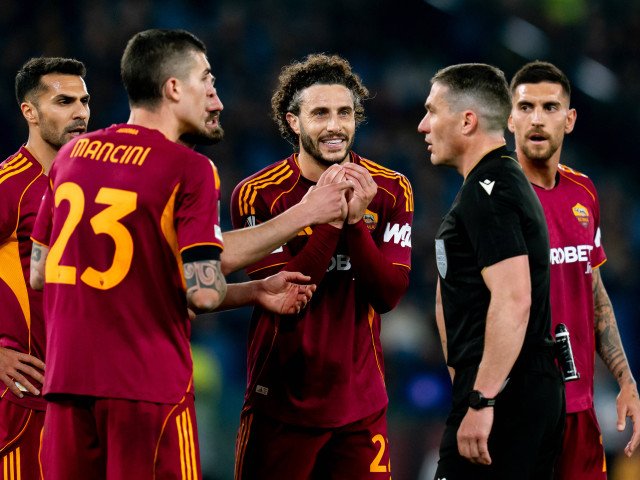 Istvan Kovacs, la nebunia din Europa League: a dat 9 cartonașe și două penalty-uri