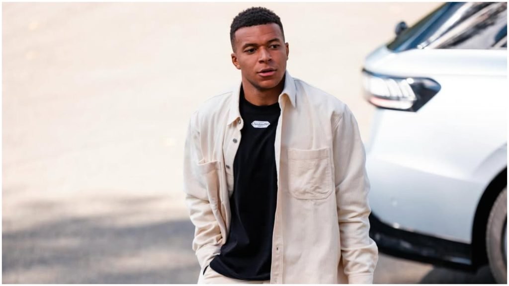 mbappe, la volan la 27 de ani: permisul obținut și un bolid nou Kylian Mbappe, starul echipei Real Madrid și al naționalei Franței, a obținut permisul de conducere la vârsta de 27 de ani