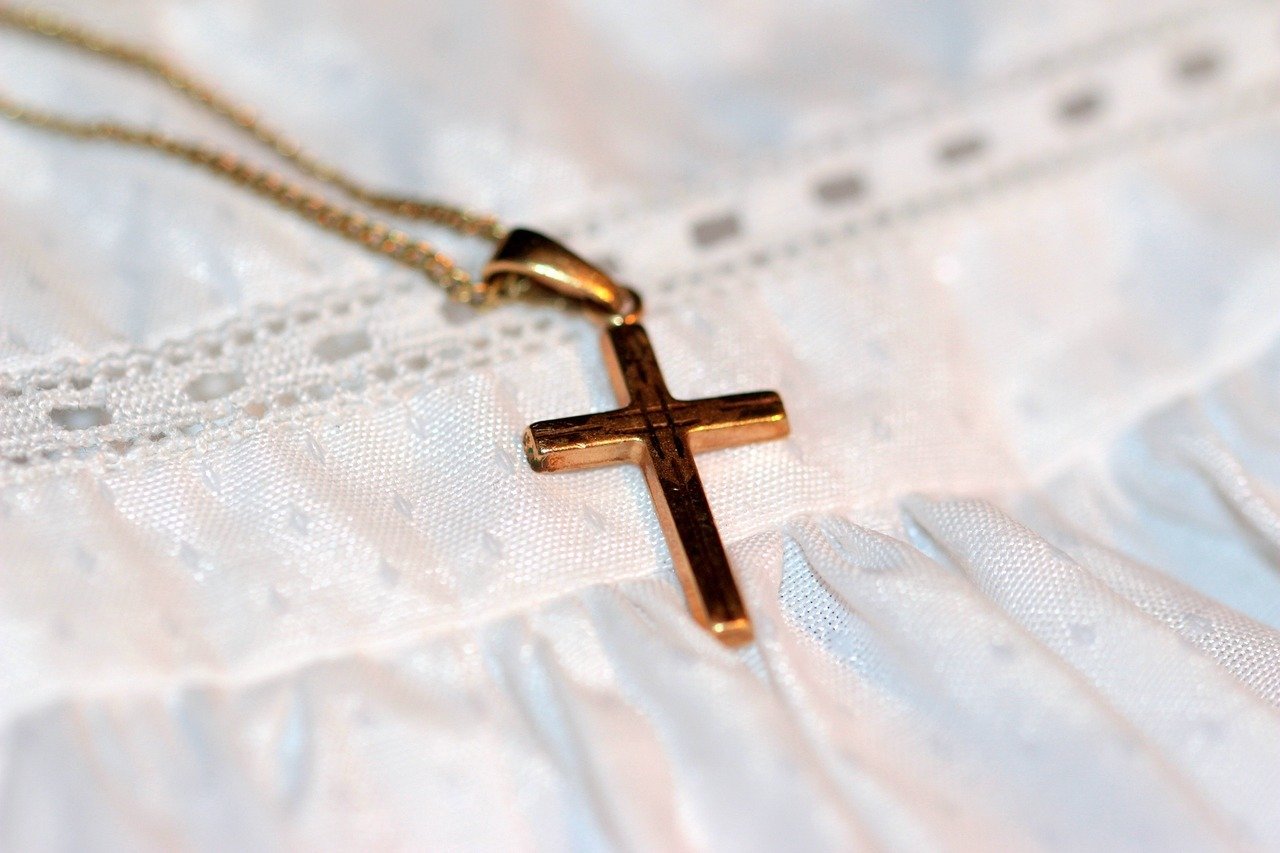 Crucea, simbol religios transformat în accesoriu de lux: o nouă tendință în modă Elemente cu o încărcătură profundă, tradițional asociate credinței și protecției în creștinism, capătă o nouă valoare