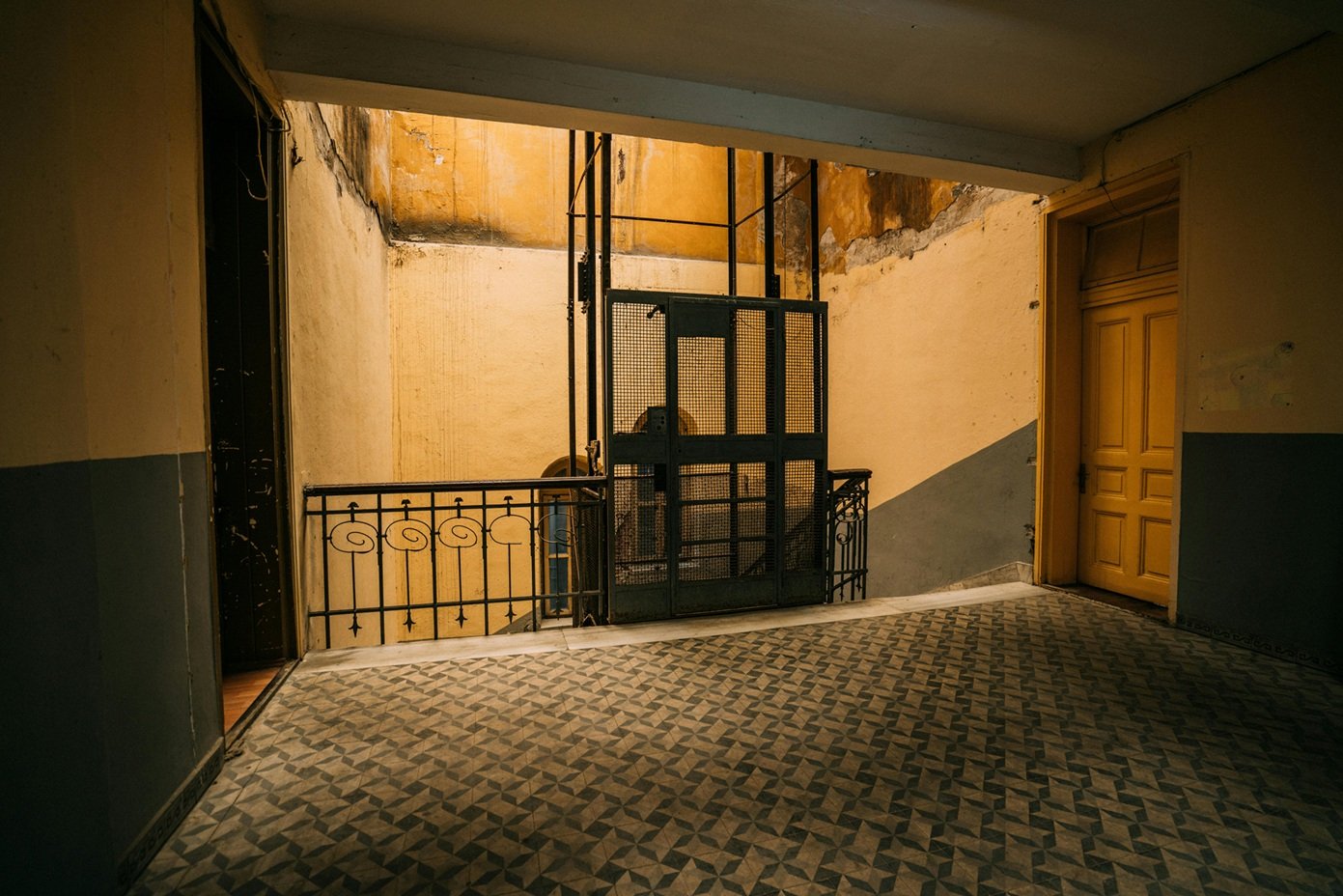 „Lift pentru viață”: Senatul aprobă dotarea cu ascensoare a blocurilor cu cel puțin trei etaje Senatul a aprobat, luni, propunerea legislativă „Lift pentru viață”, un proiect menit să faciliteze instalarea de lifturi în blocurile din România cu cel puțin trei etaje