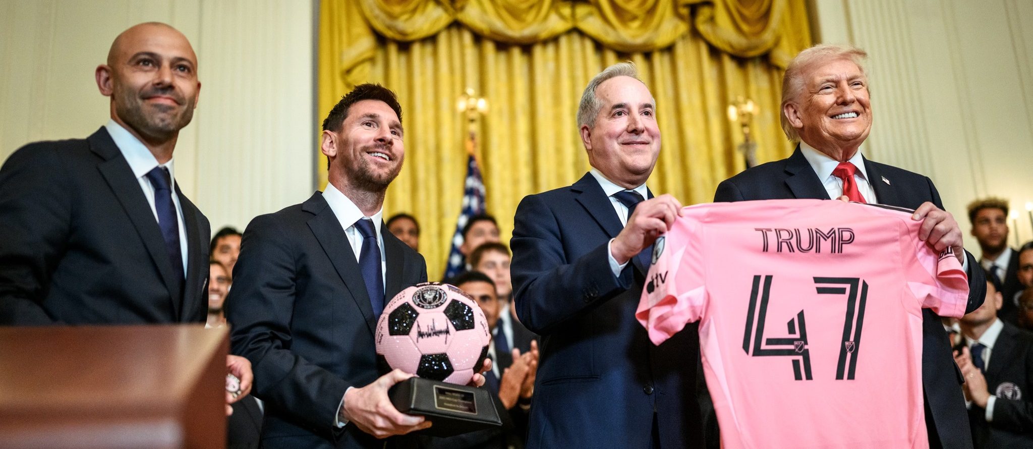 Messi, criticat dur după ce a aplaudat discursul lui Trump despre războiul din Iran Lionel Messi, alături de întreaga delegație a clubului Inter Miami, a stârnit controverse majore după ce a participat la o întâlnire cu fostul președinte american Donald Trump la Casa Albă