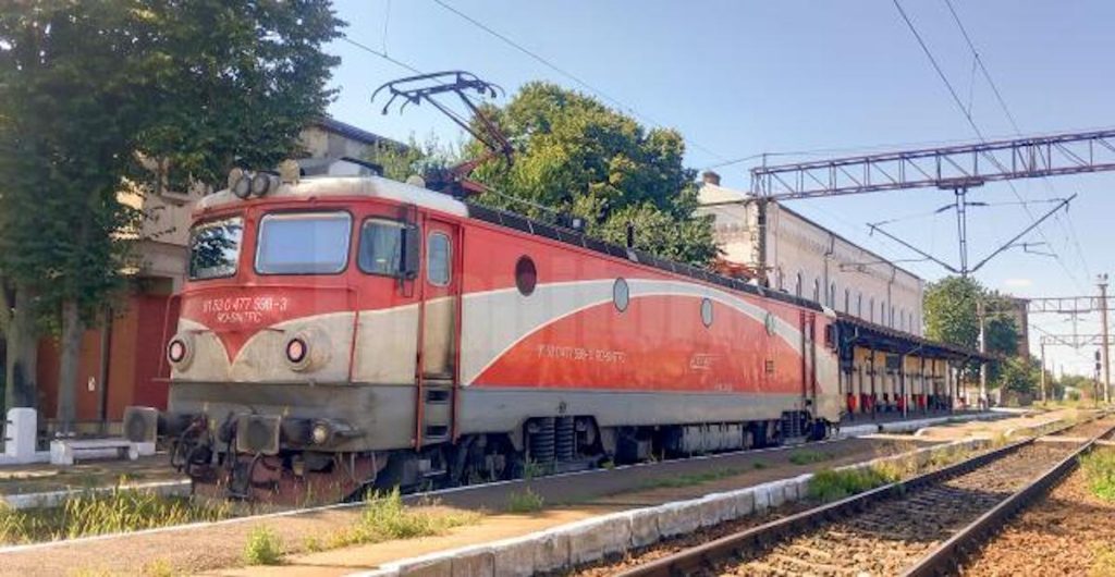 Întârzieri majore pe calea ferată: Premierul Bolojan critică dur capacitatea administrativă a Ministerului Transporturilor Premierul Ilie Bolojan a tras un semnal de alarmă cu privire la întârzierile semnificative înregistrate la lucrările de infrastructură feroviară