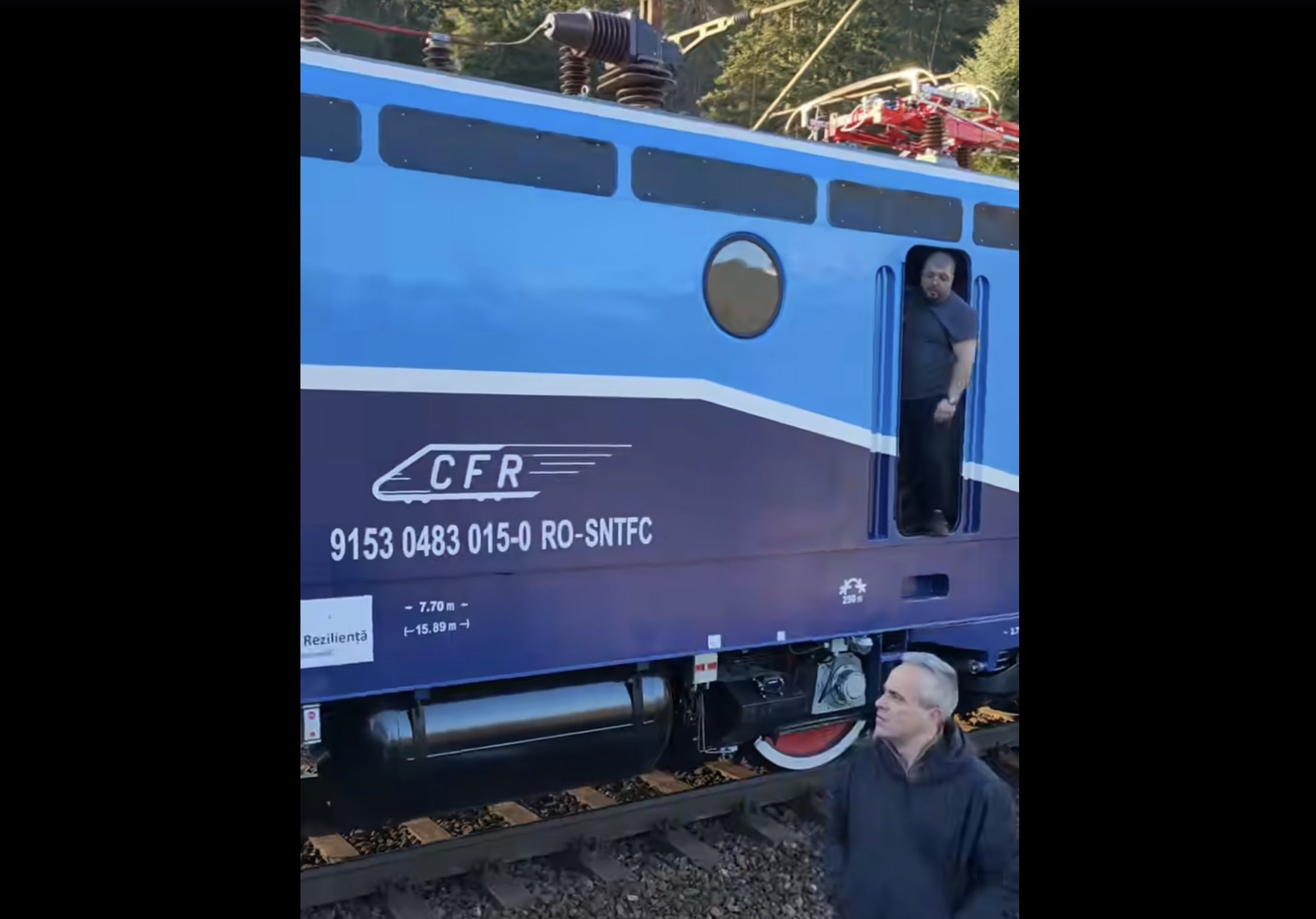 Locomotivă modernizată, defectă la scurt timp după reintroducerea în circulație; Dan Badea, pasager într-un tren blocat O locomotivă modernizată la SCRL Brașov a suferit o defecțiune la doar câteva ore după ce a fost preluată de CFR Călători și a fost pusă în circulație